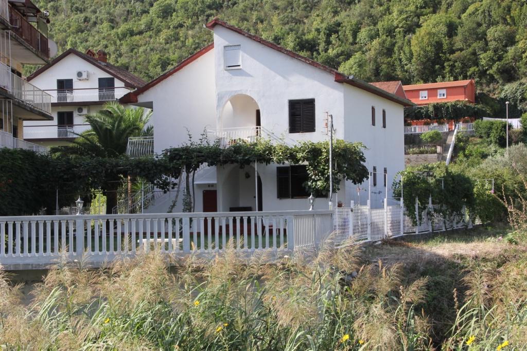Guesthouse Djurisic ヘルツェグ・ノヴィ エクステリア 写真